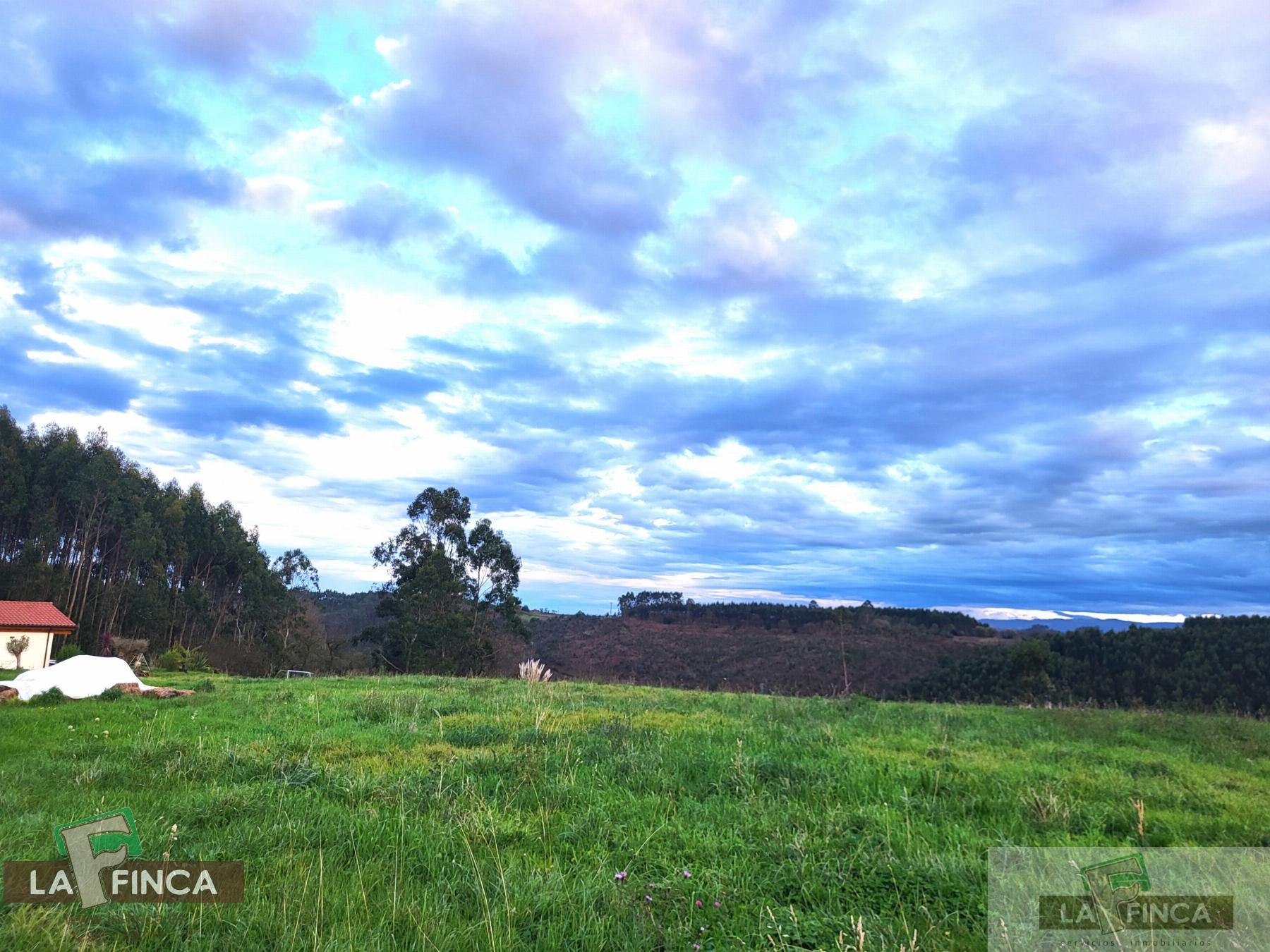 For sale of land in Candás