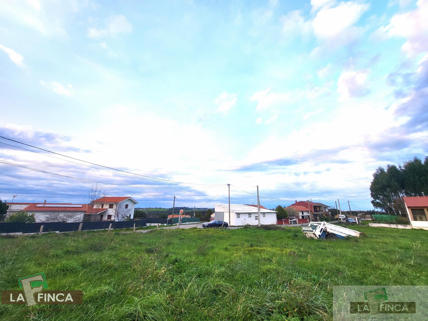 For sale of land in Candás