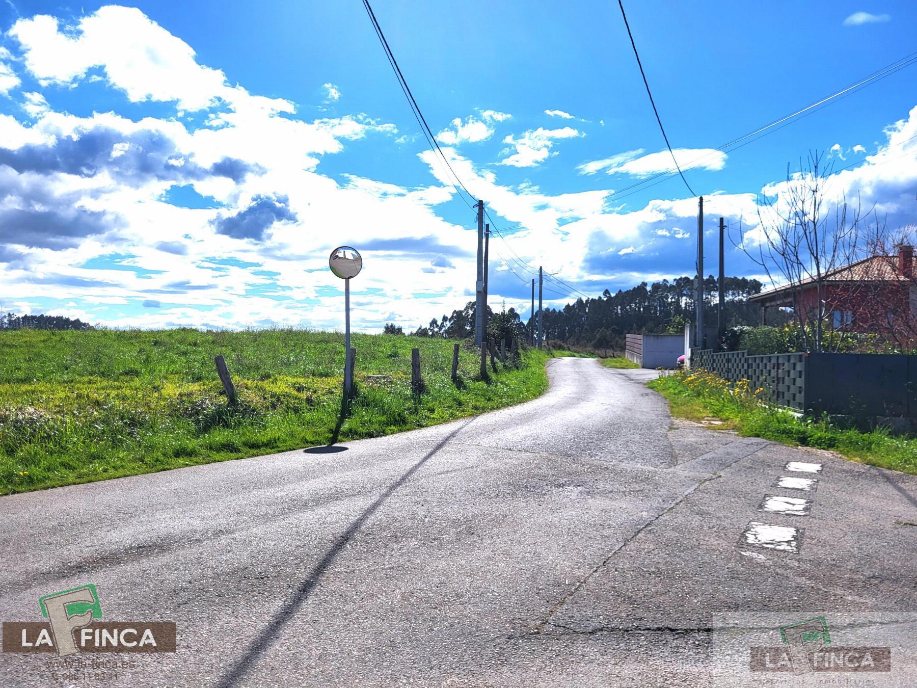 For sale of land in Candás