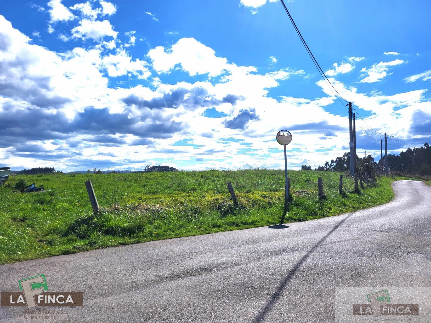 For sale of land in Candás