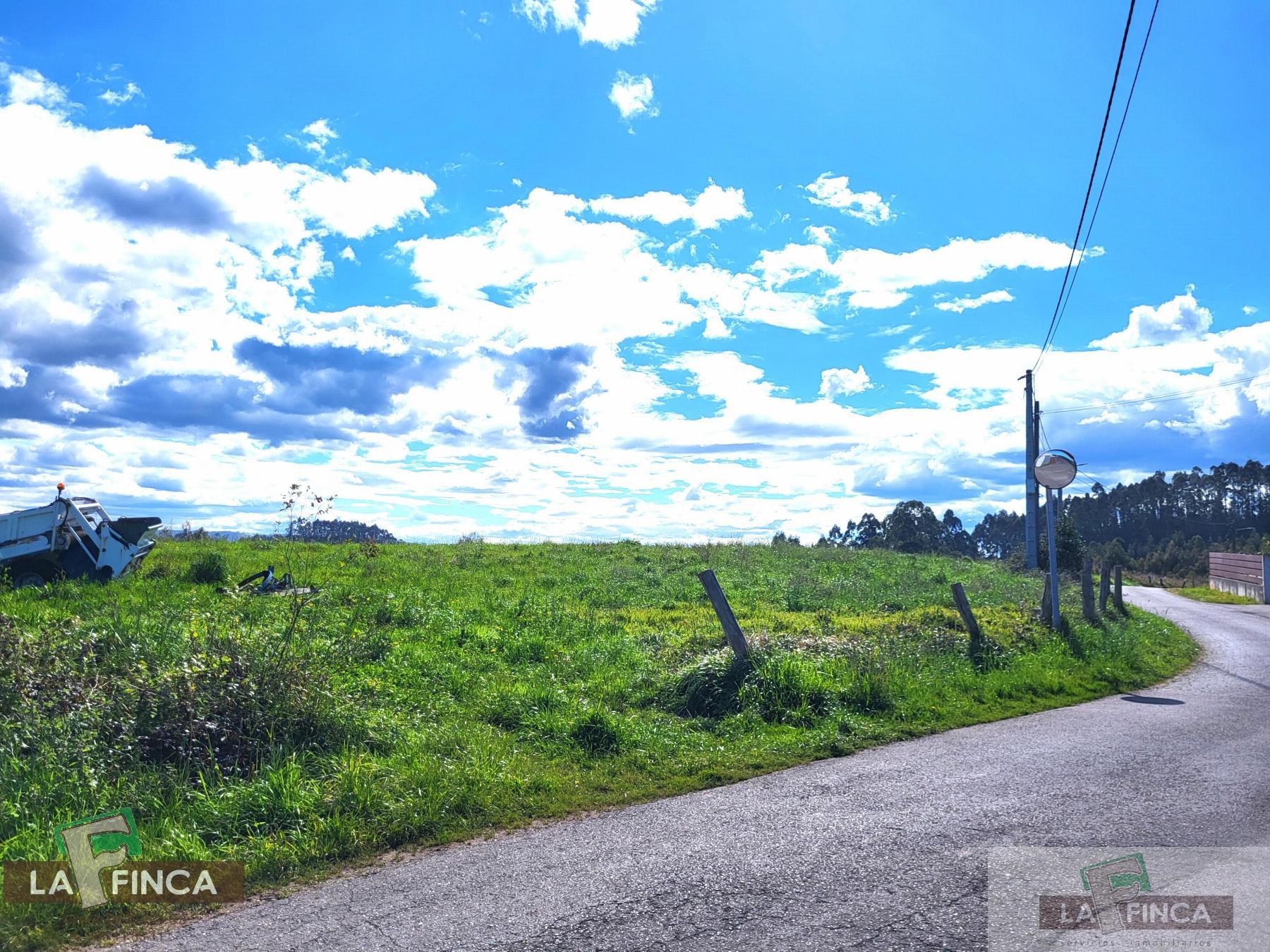 For sale of land in Candás