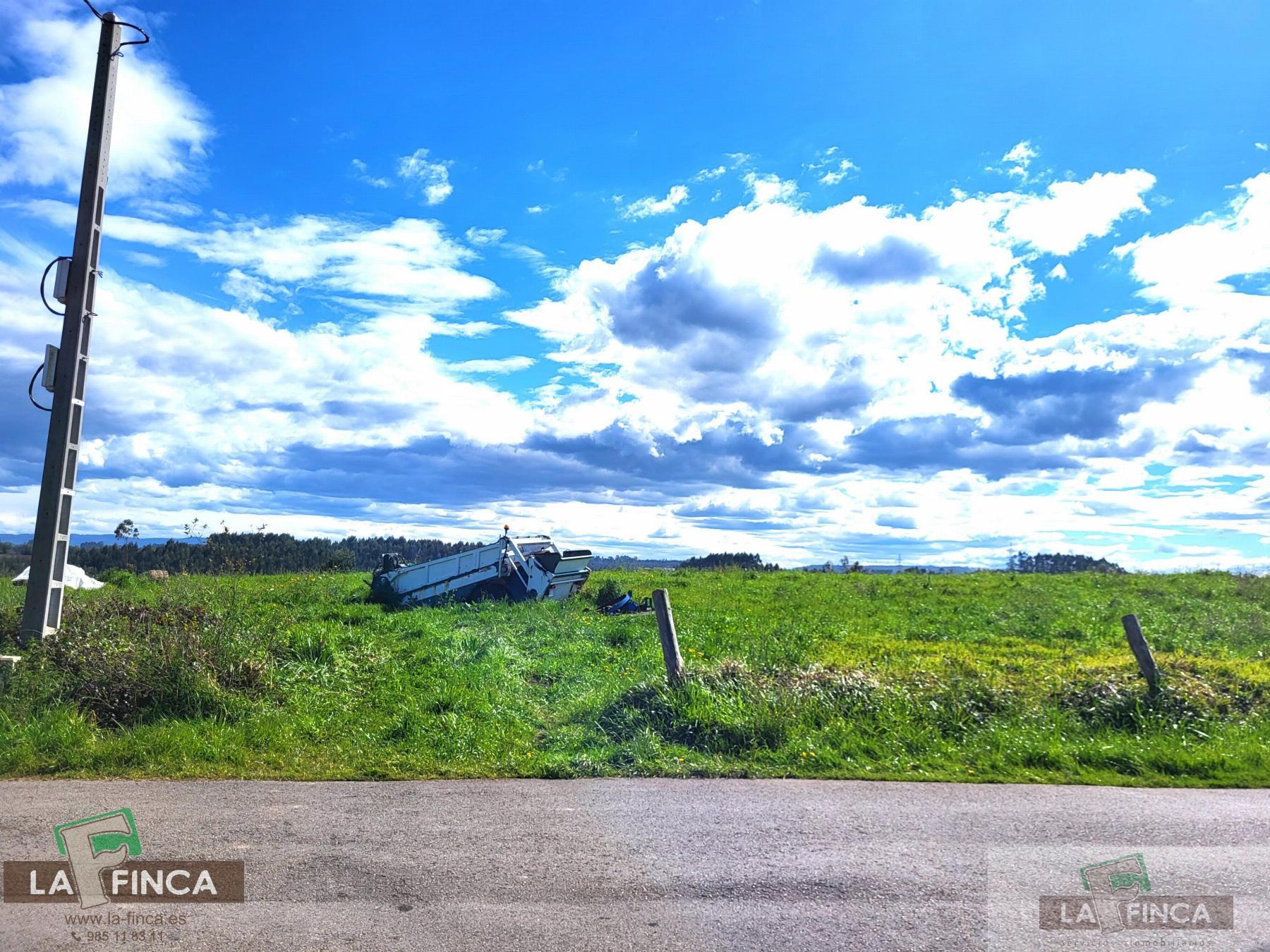 For sale of land in Candás
