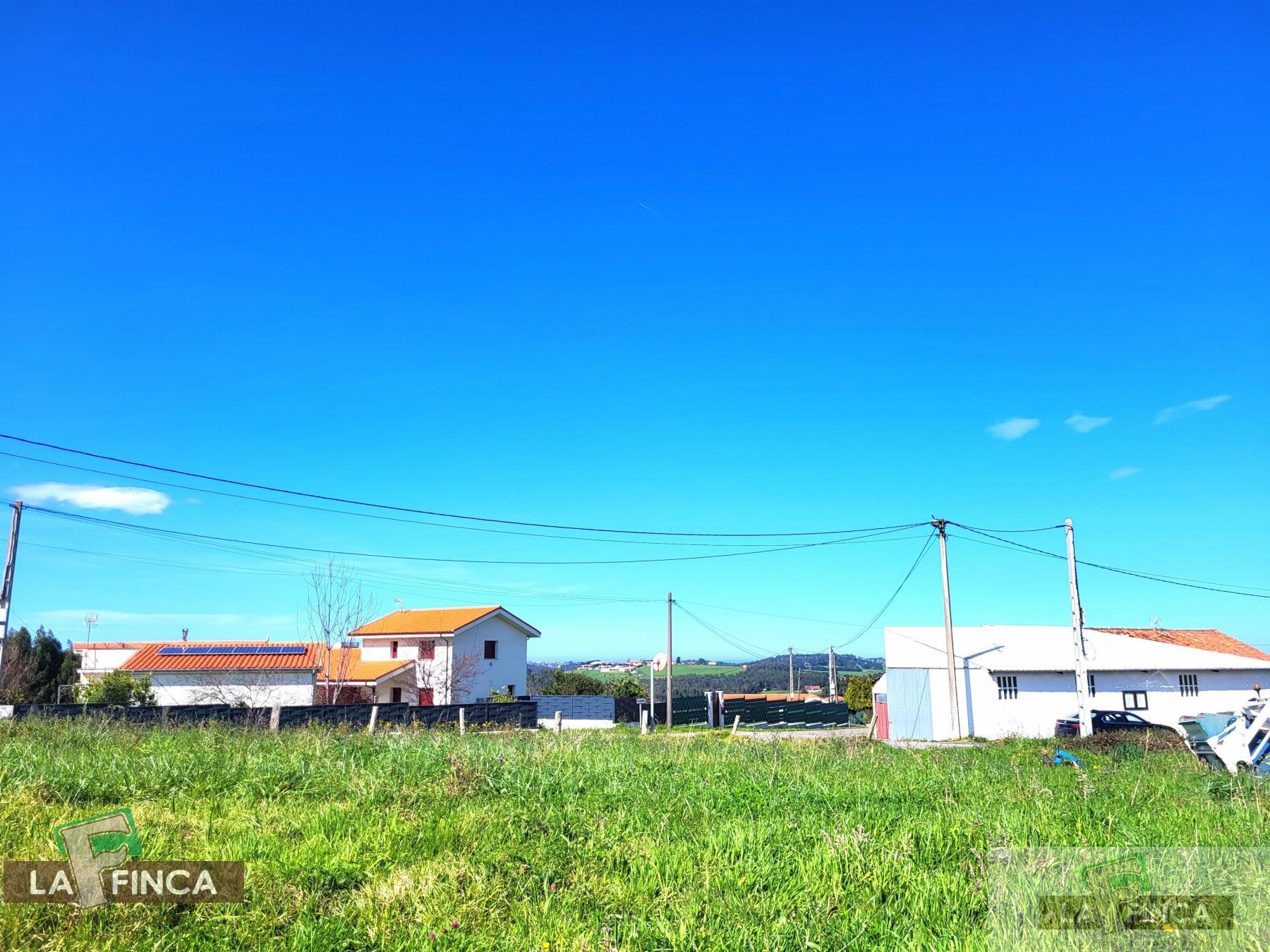 For sale of land in Candás
