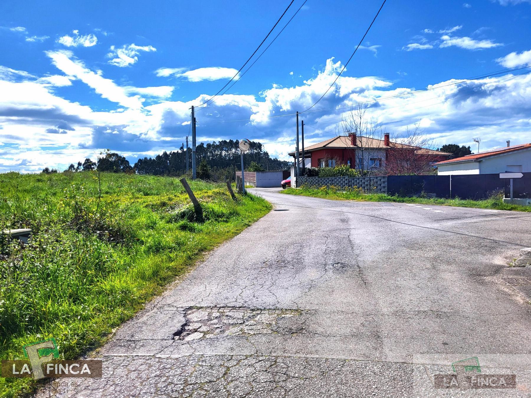 For sale of land in Candás