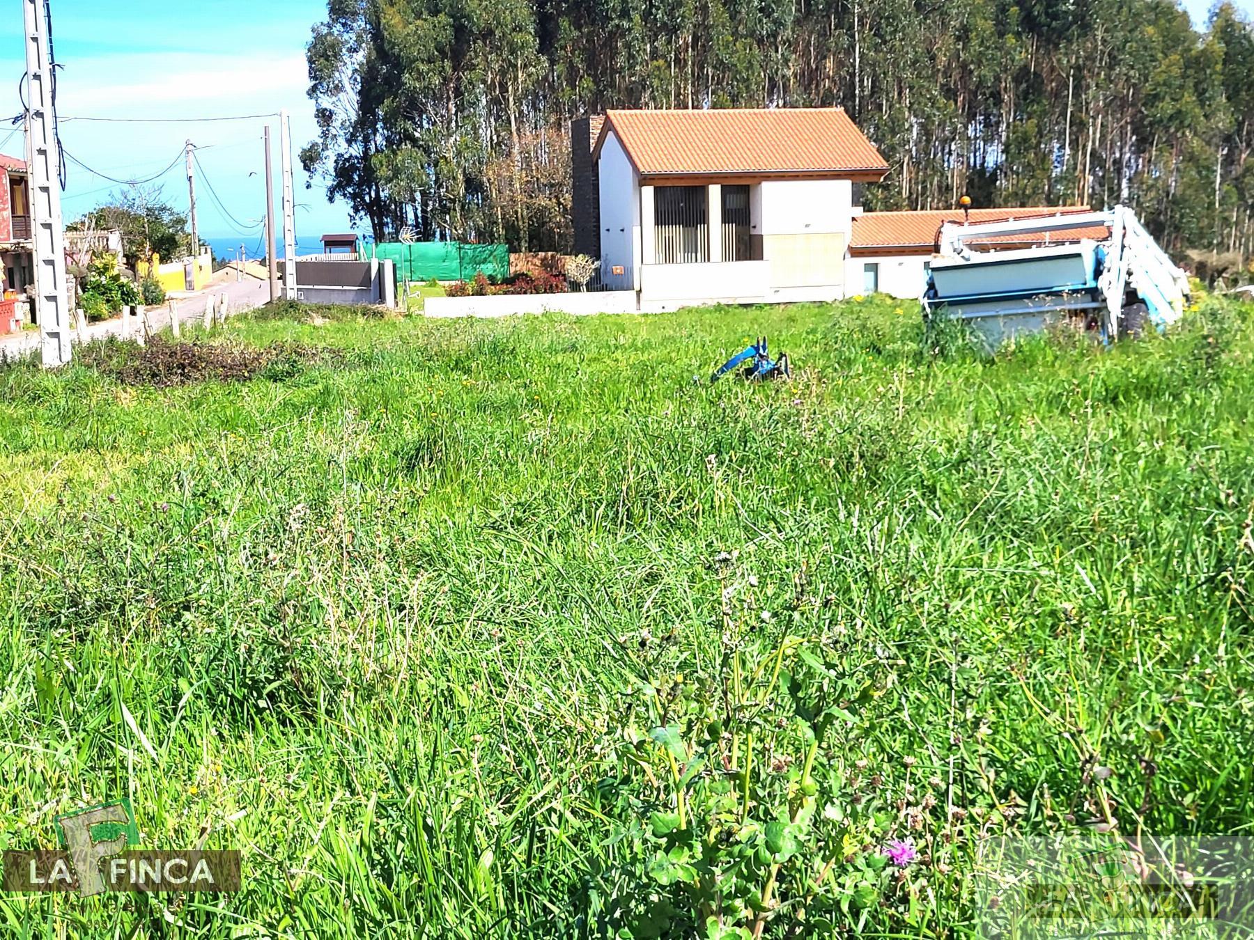 For sale of land in Candás