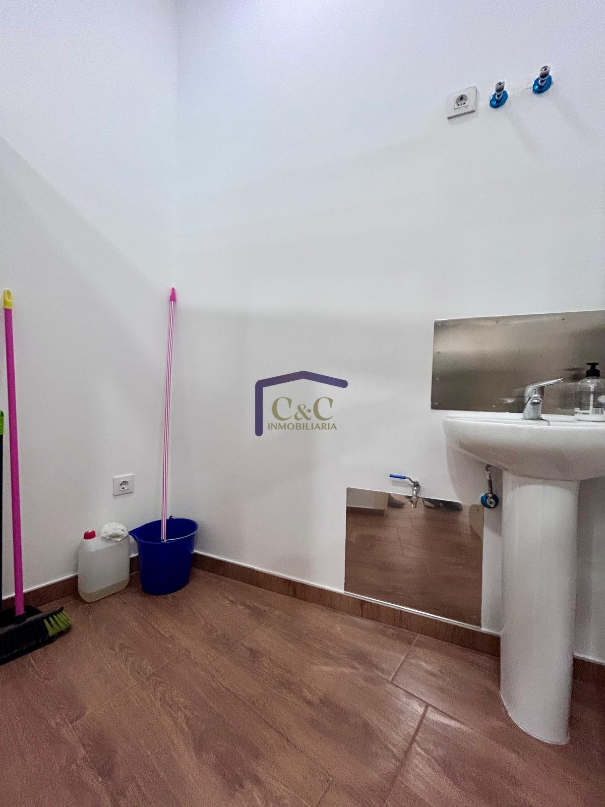 For rent of commercial in Manzanares