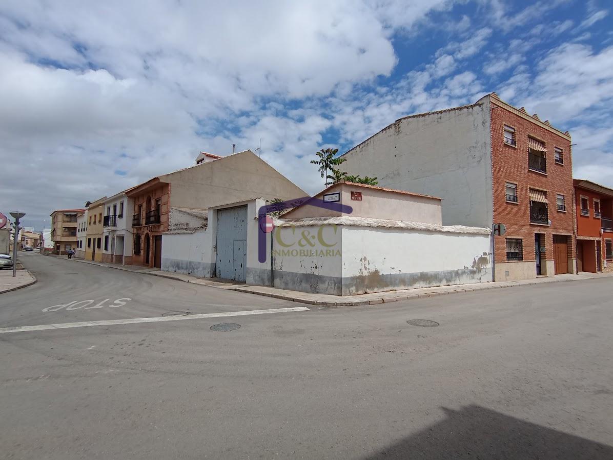 For sale of land in Manzanares