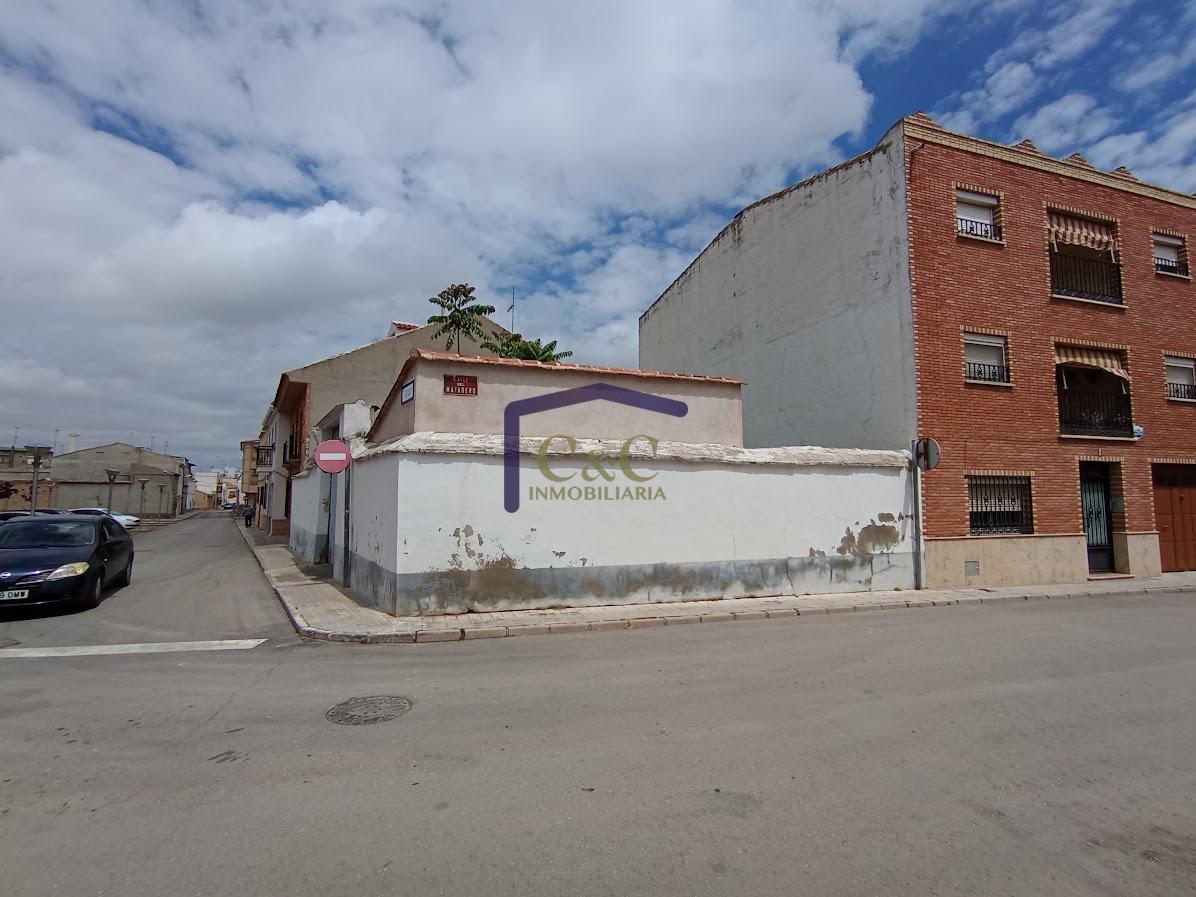 For sale of land in Manzanares