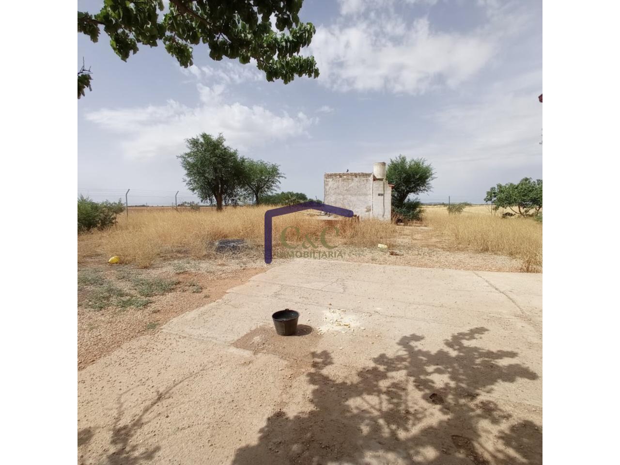 For sale of land in Manzanares