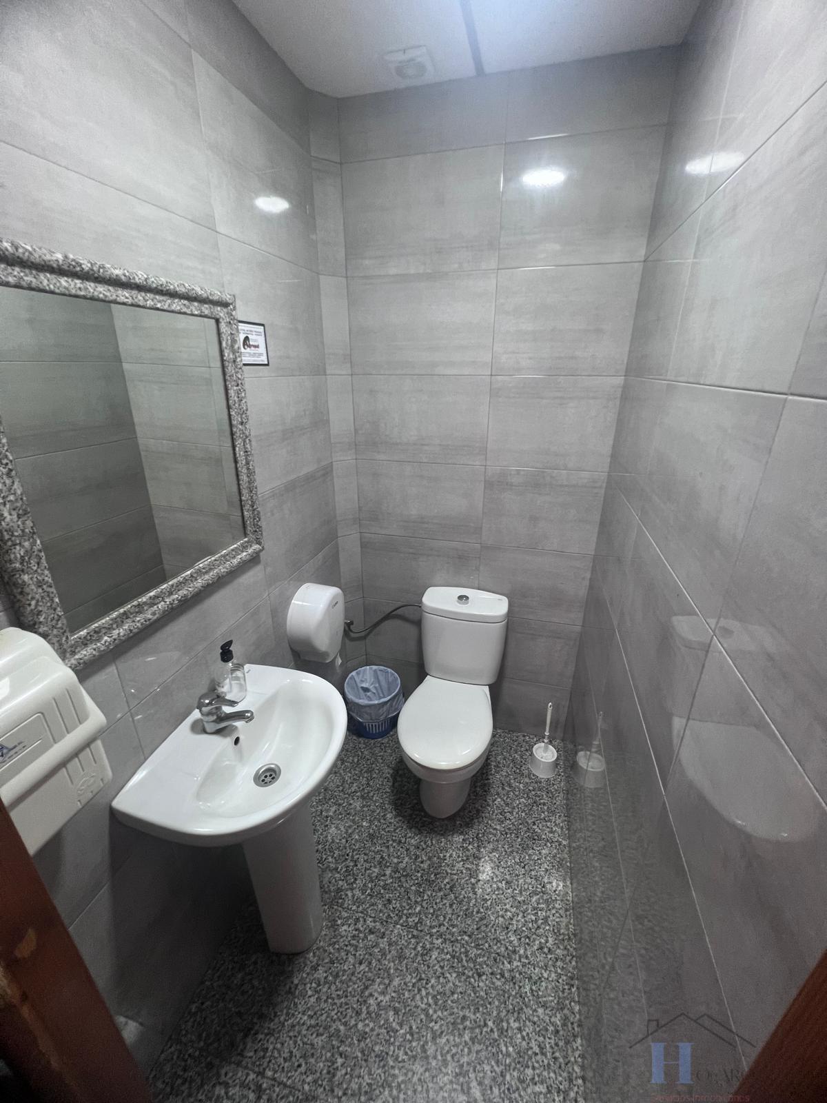 Venta de local en Adra