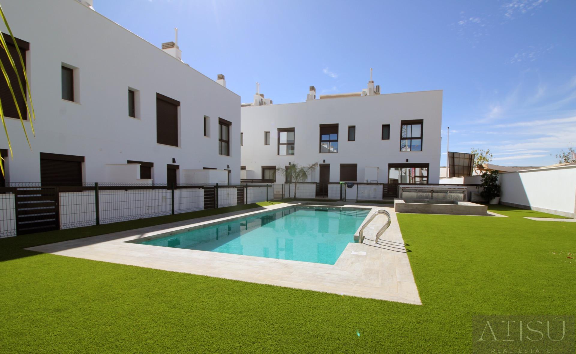 For sale of villa in Pilar de la horadada