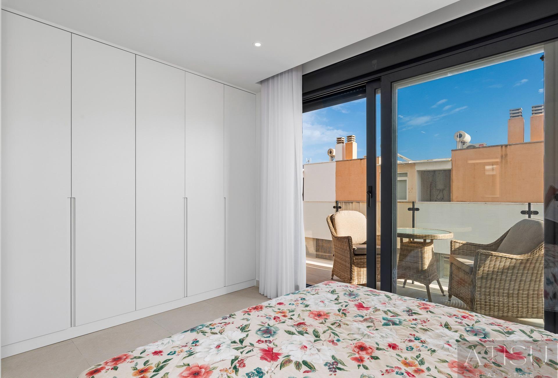 For sale of villa in Guardamar del segura