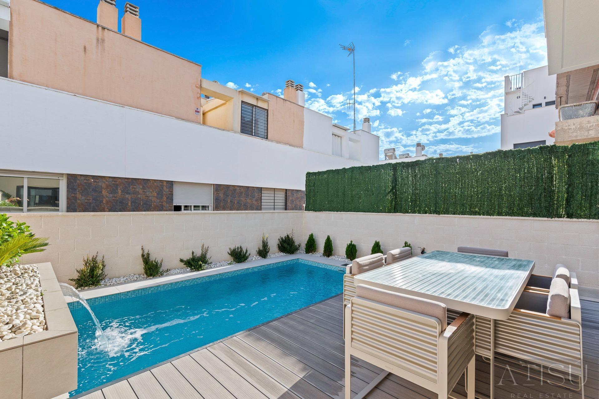 For sale of villa in Guardamar del segura