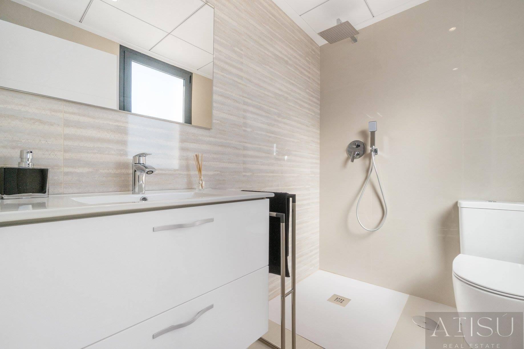 Venta de villa en Los montesinos