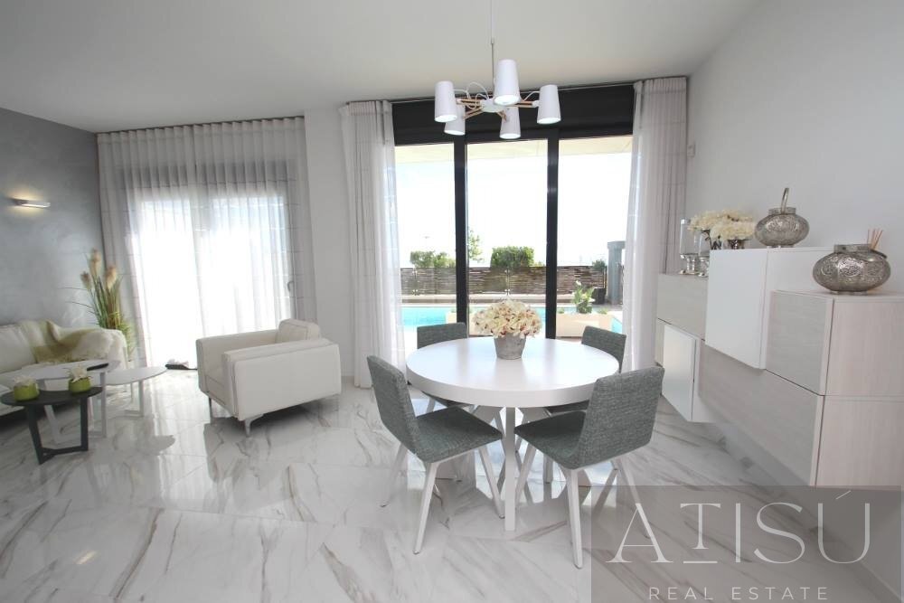 Venta de villa en San miguel de salinas