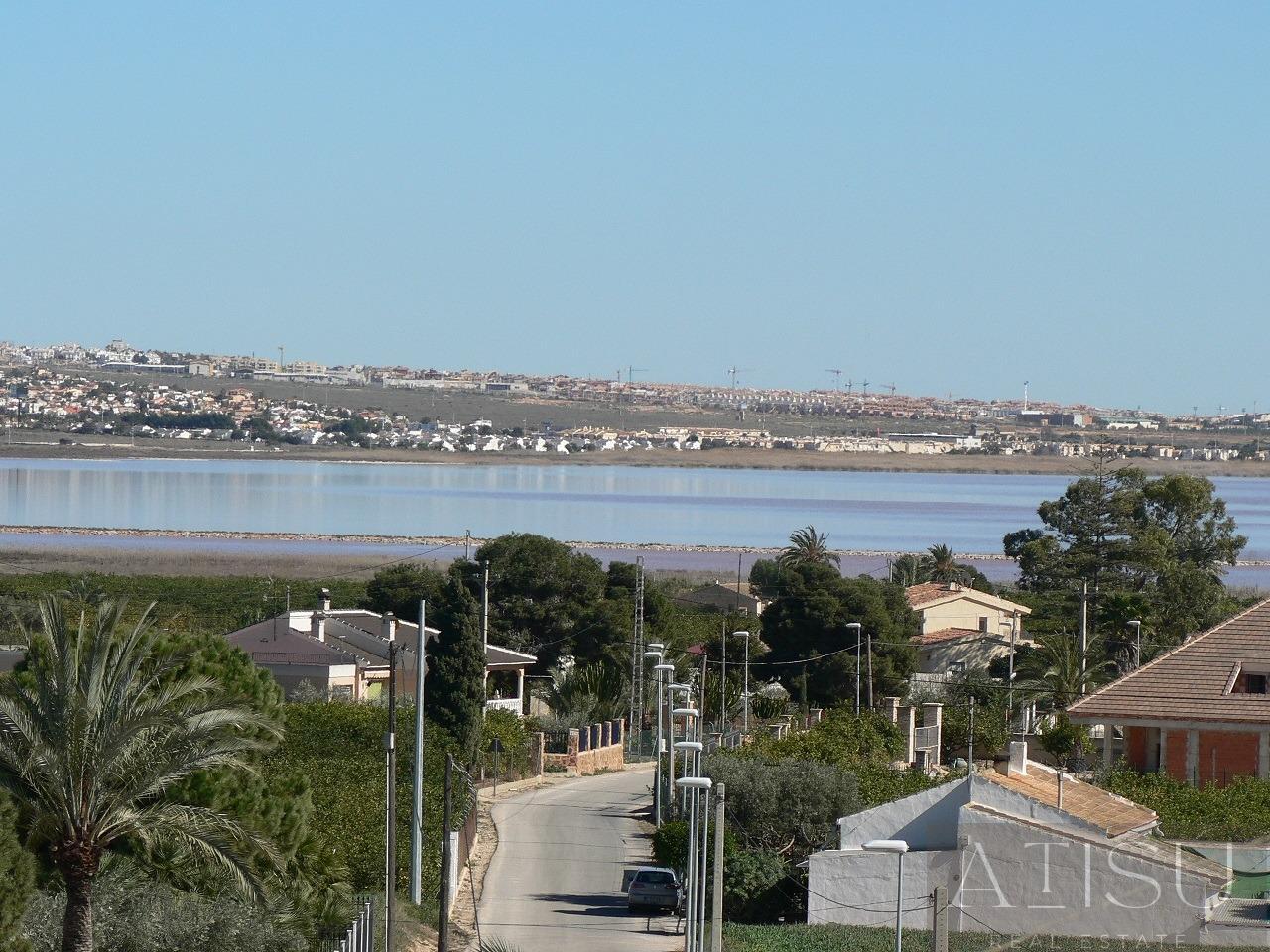 Venta de villa en Los montesinos