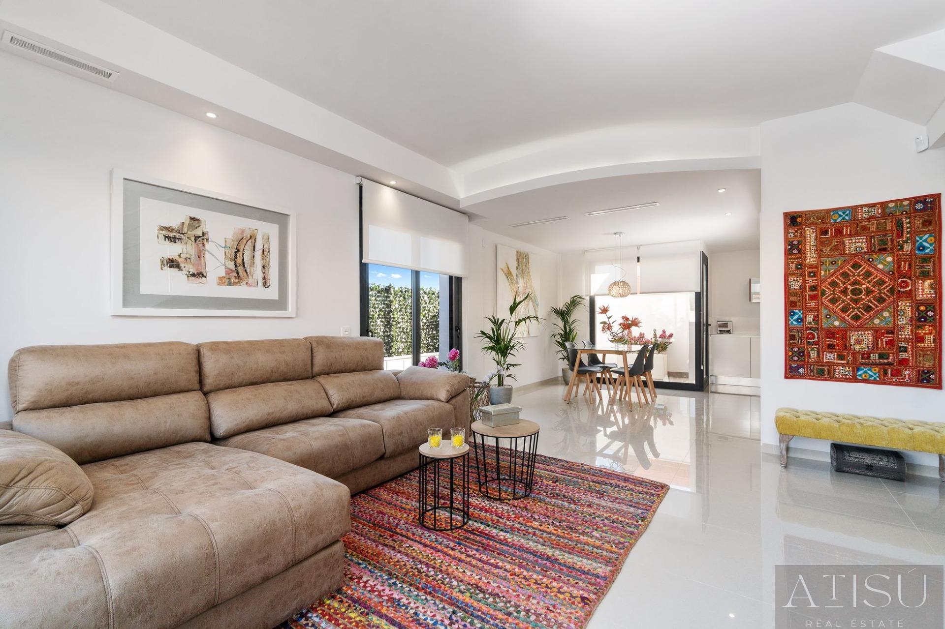 Venta de villa en Los montesinos