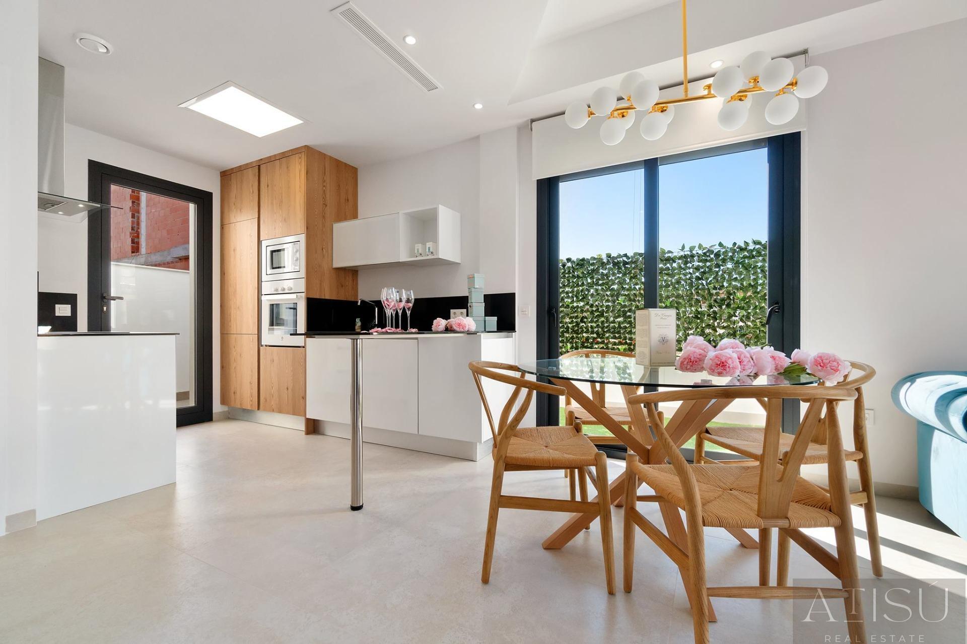 Venta de villa en Los montesinos