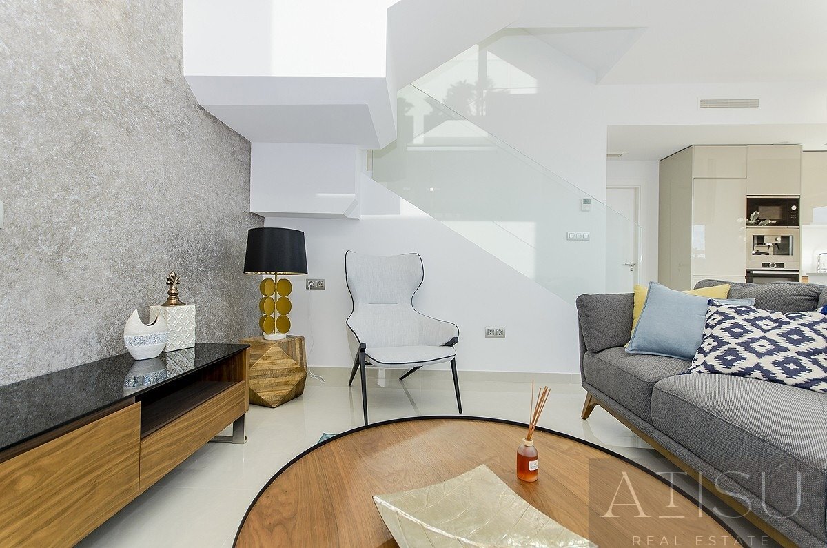 Venta de villa en Los montesinos