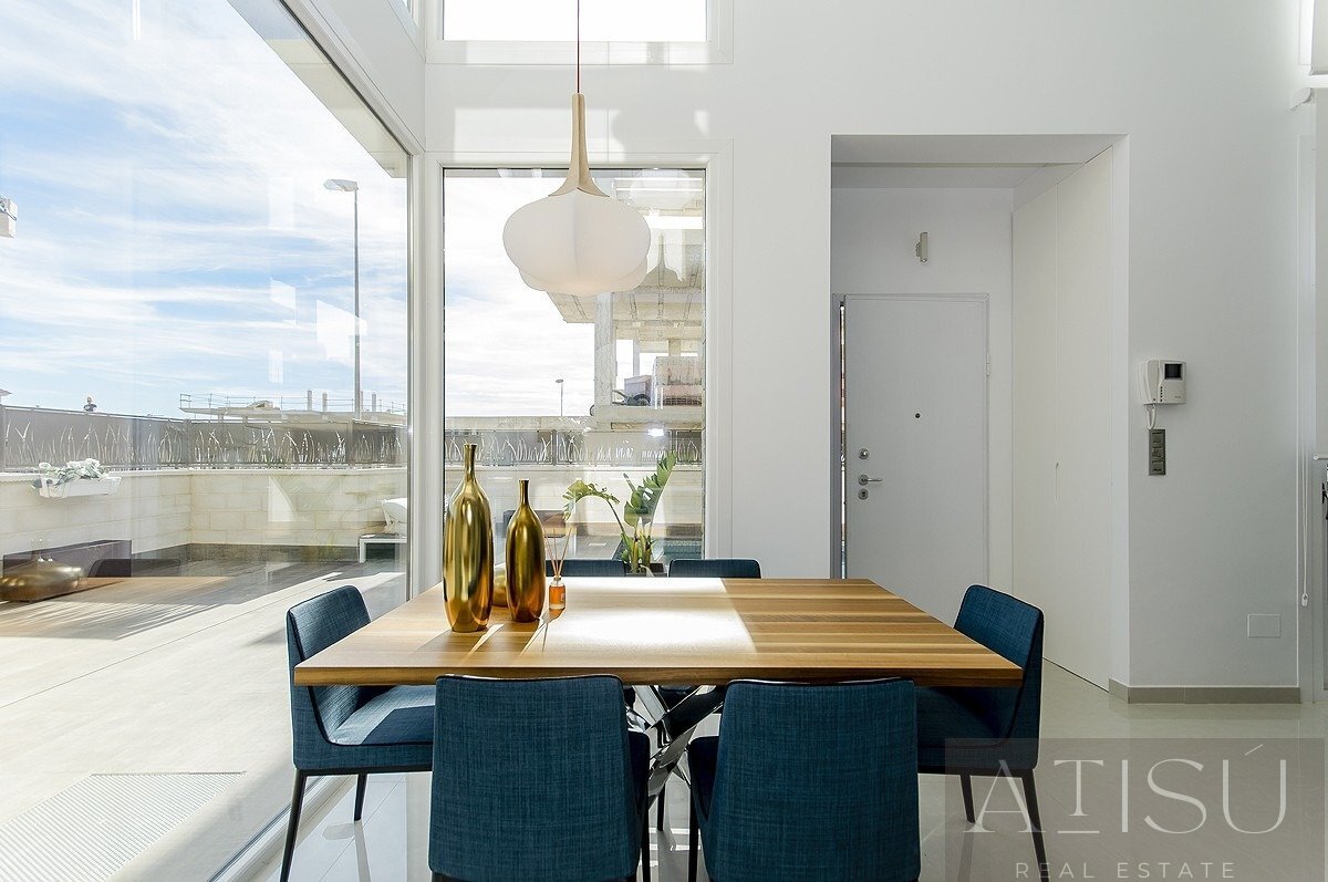 Venta de villa en Los montesinos