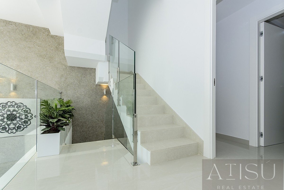 Venta de villa en Los montesinos