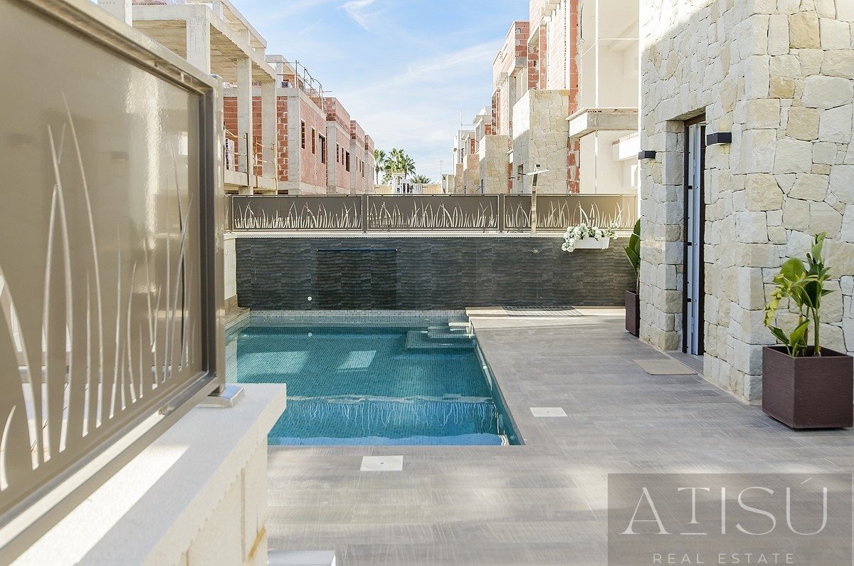 Venta de villa en Los montesinos