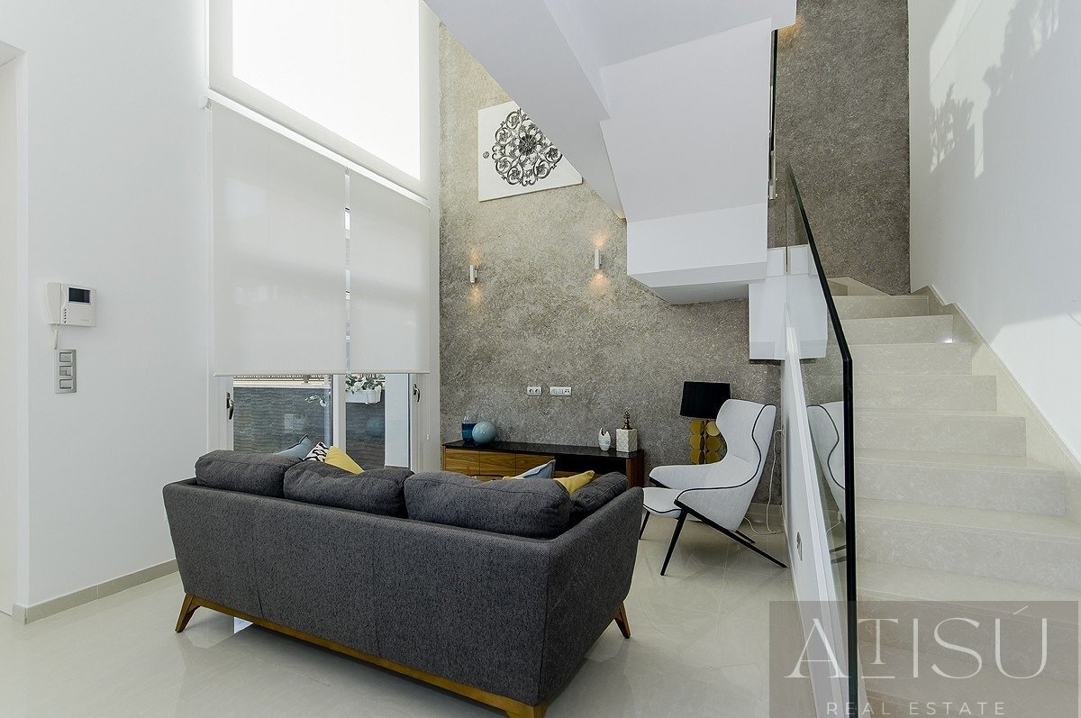 Venta de villa en Los montesinos