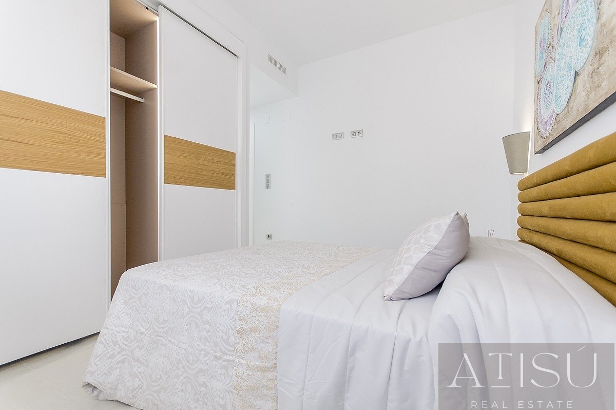 Venta de villa en Los montesinos