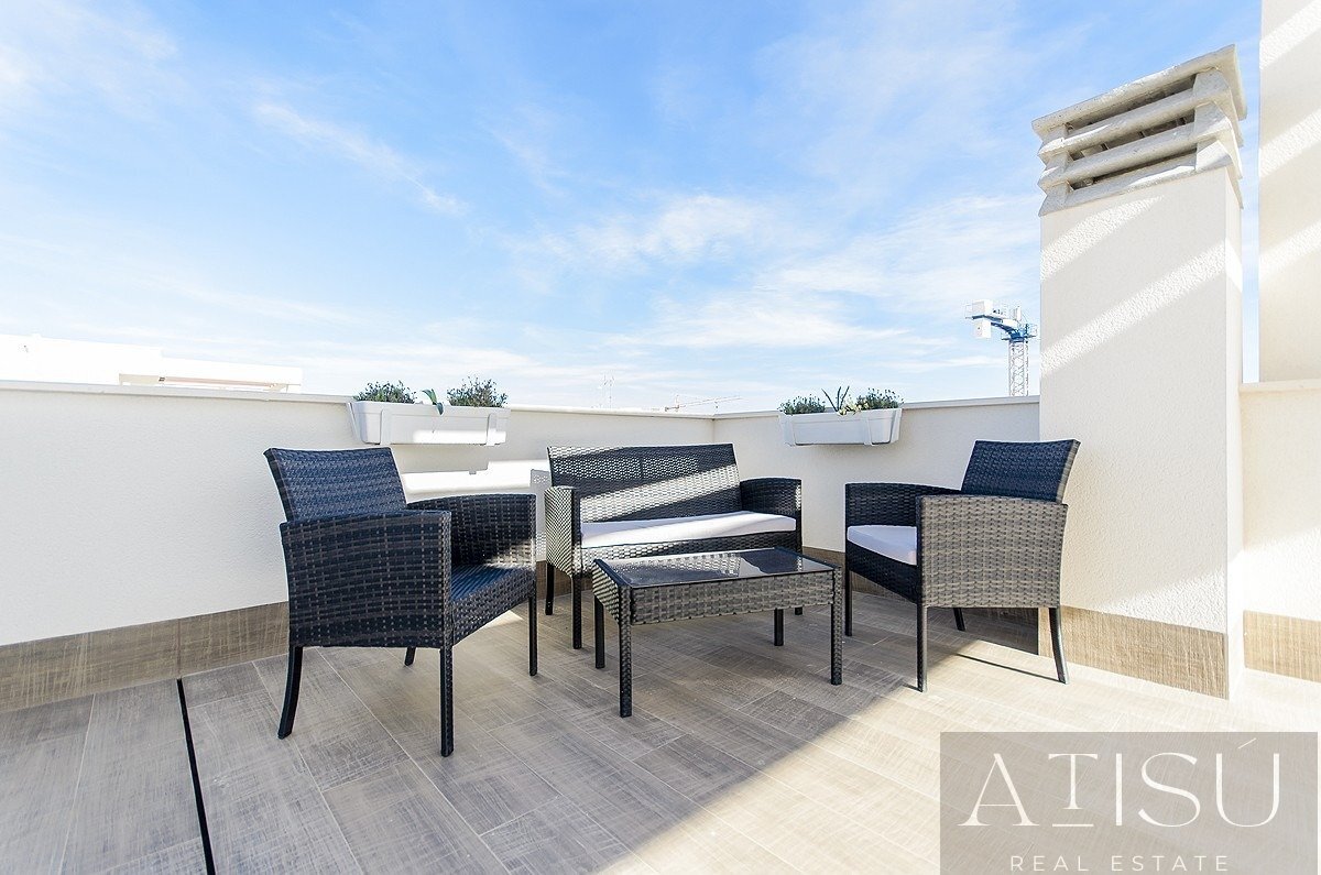 Venta de villa en Los montesinos