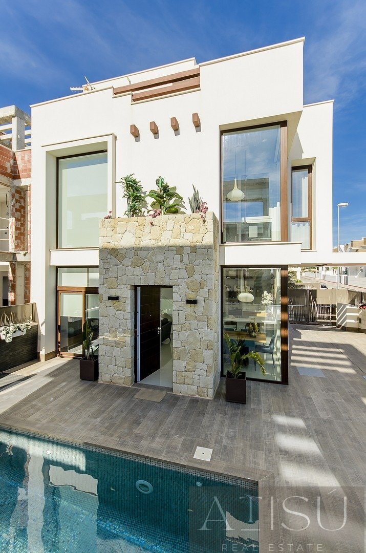 Venta de villa en Los montesinos