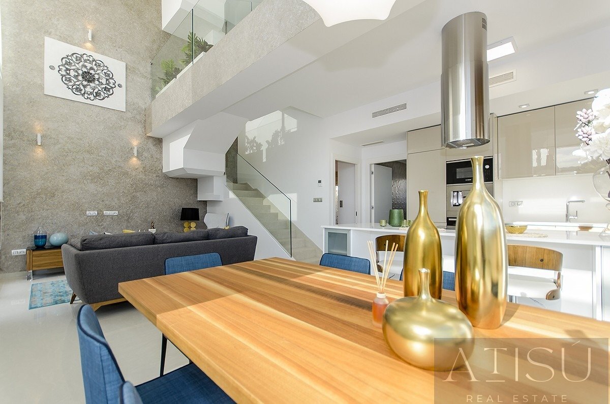 Venta de villa en Los montesinos