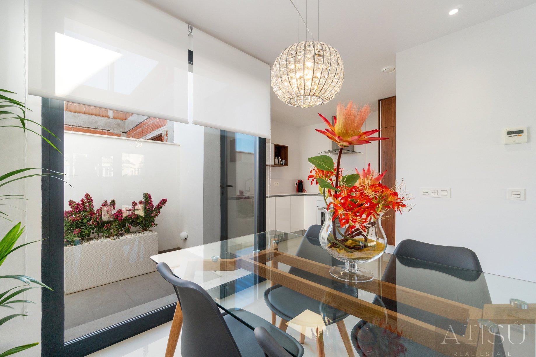 Venta de villa en Los montesinos