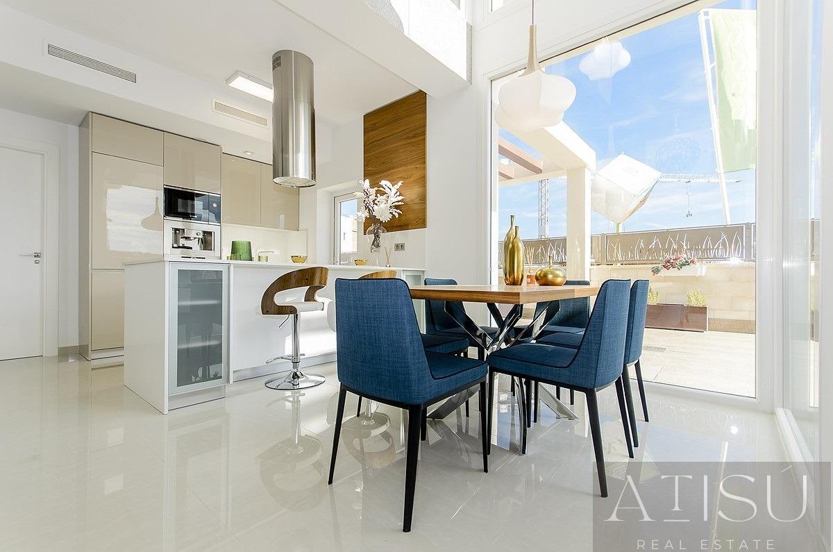 Venta de villa en Los montesinos