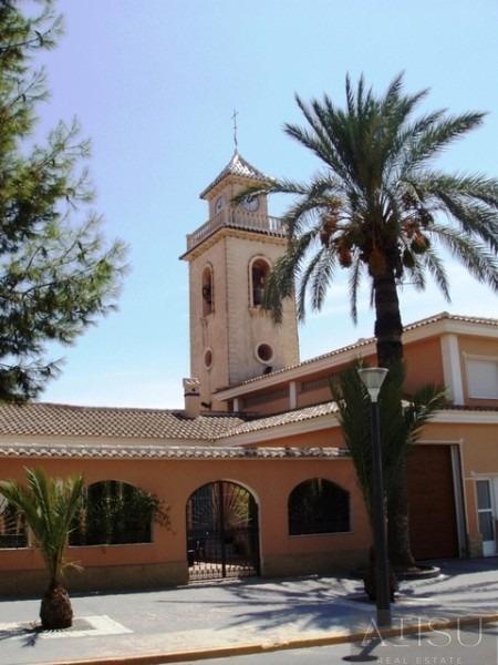 Venta de villa en Los montesinos