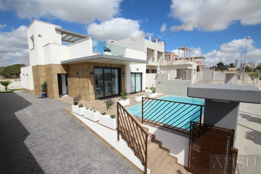 Venta de villa en San miguel de salinas