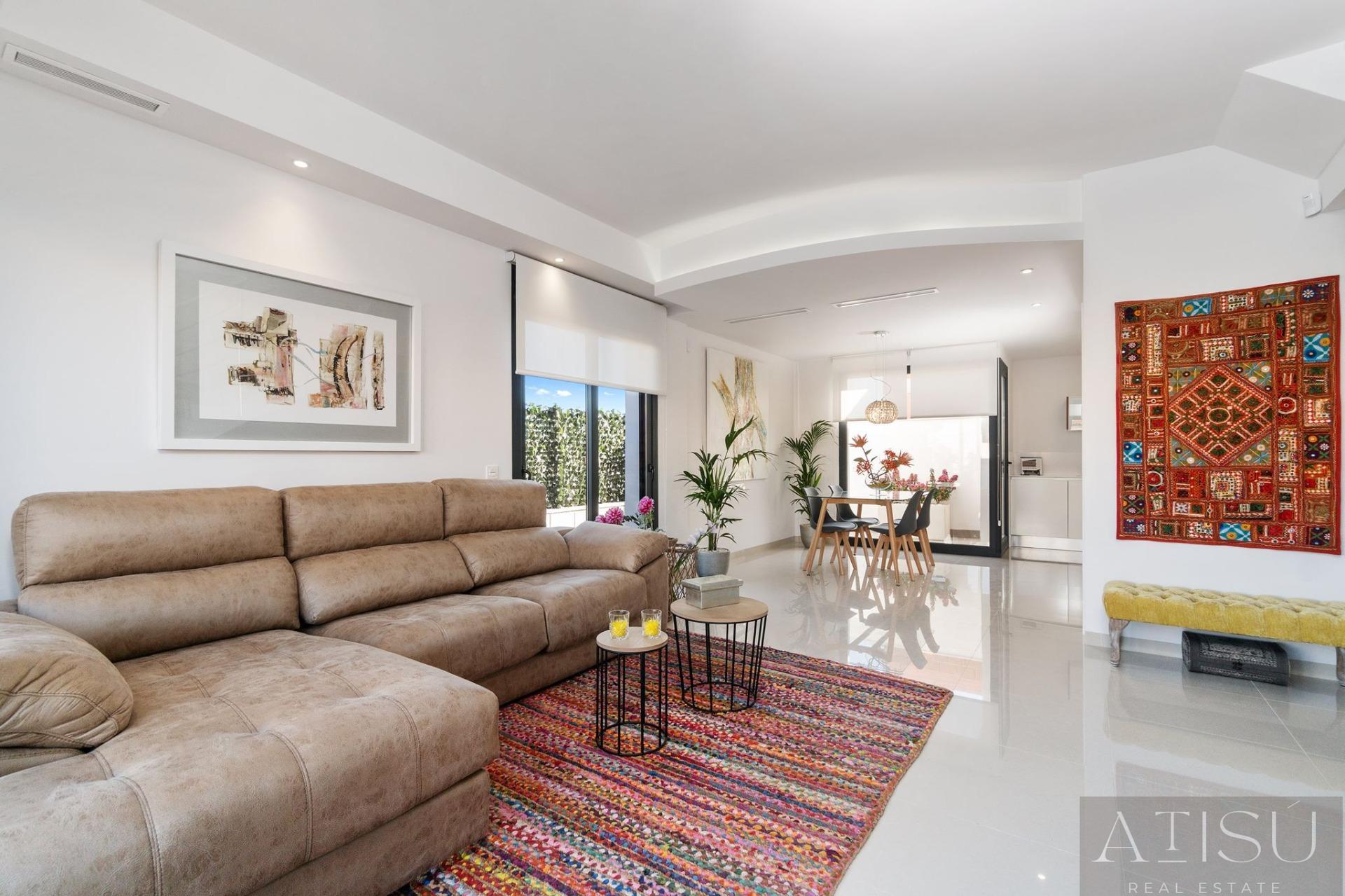 Venta de villa en Los montesinos