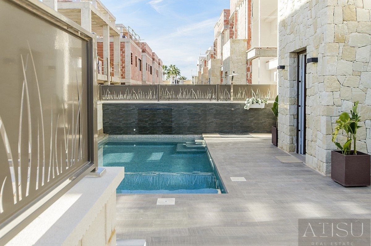 Venta de villa en Los Montesinos
