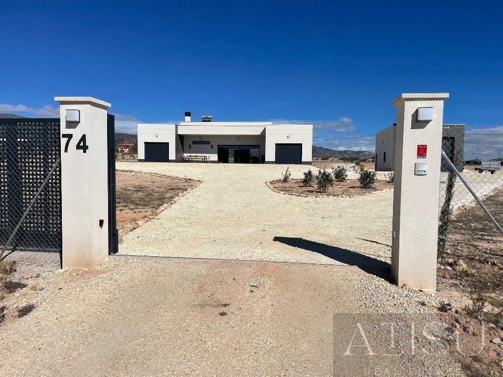 For sale of villa in Pinoso