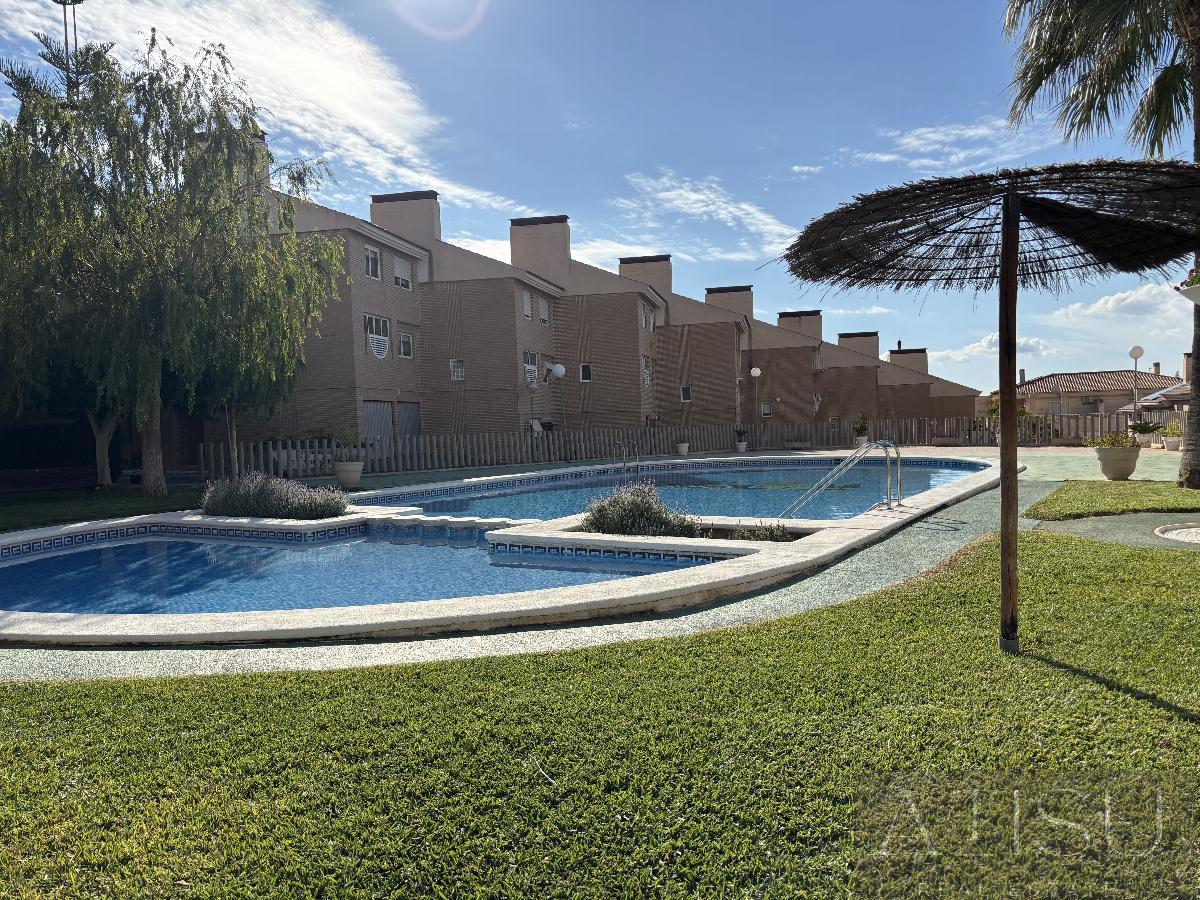 For rent of bungalow in Alicante