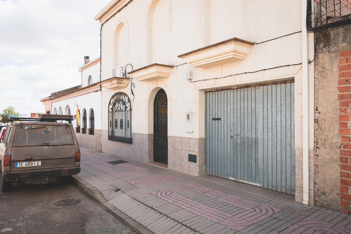 For sale of house in Torremegía