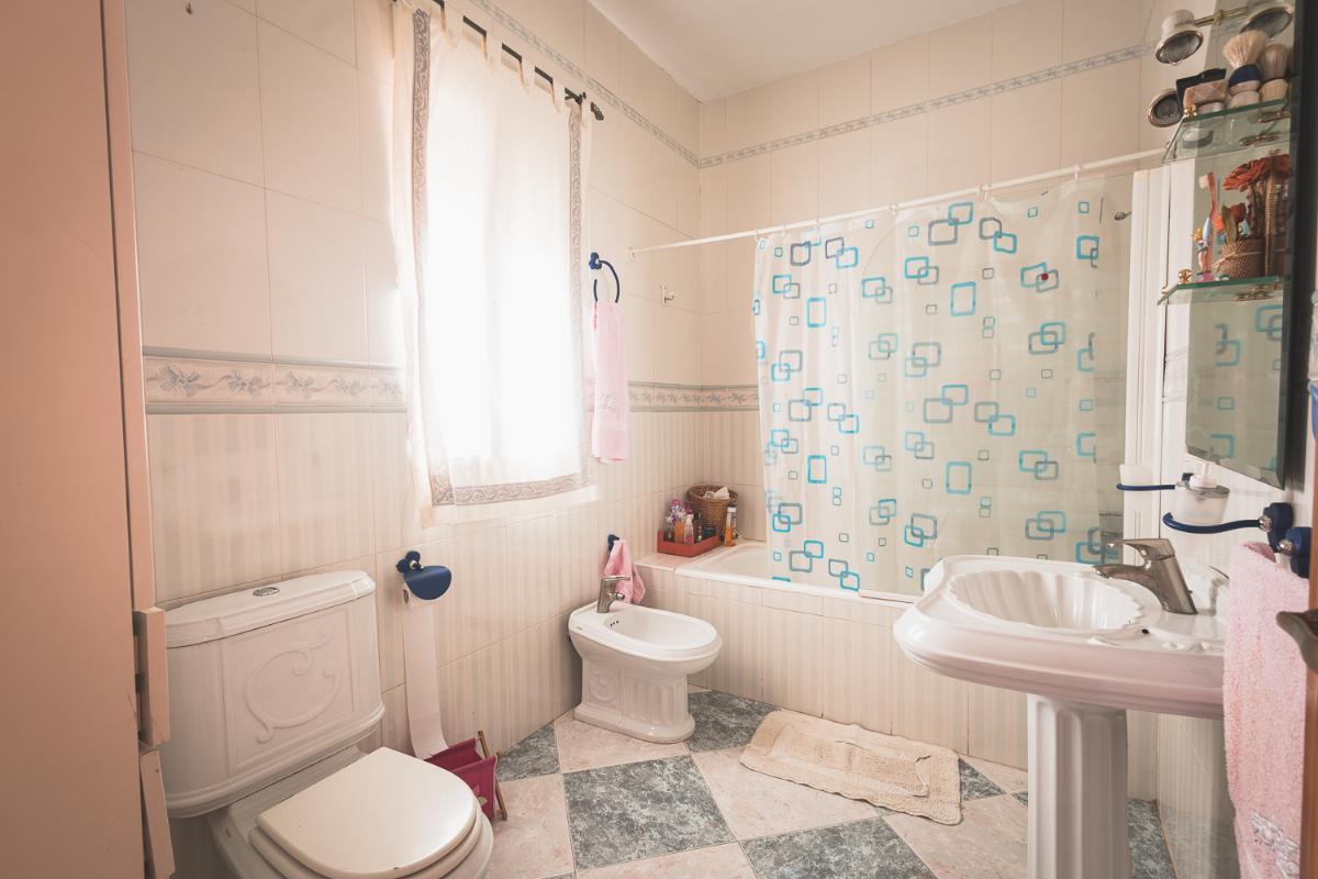 For sale of house in Torremegía