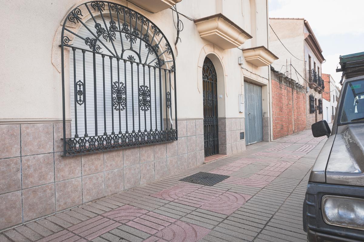 For sale of house in Torremegía
