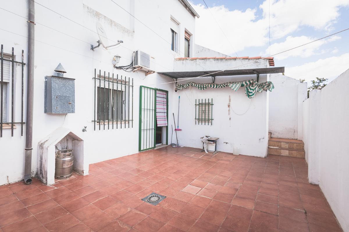 For sale of house in Torremegía