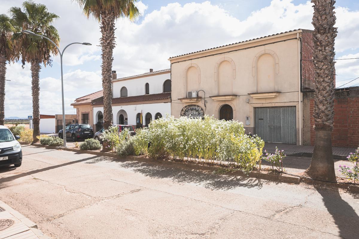 For sale of house in Torremegía