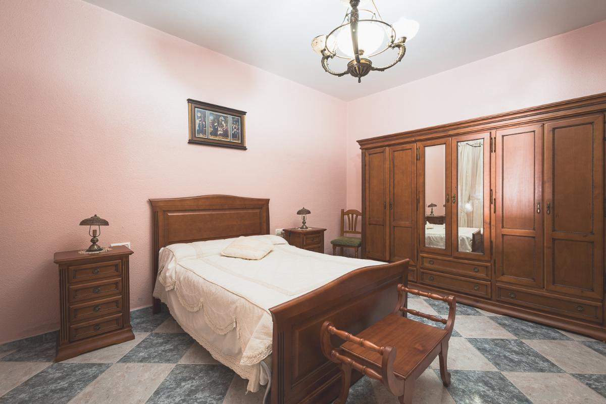 For sale of house in Torremegía