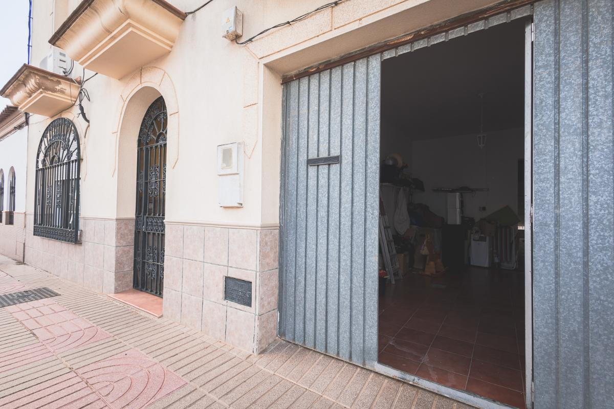 For sale of house in Torremegía