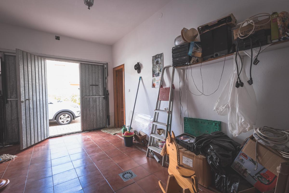 For sale of house in Torremegía