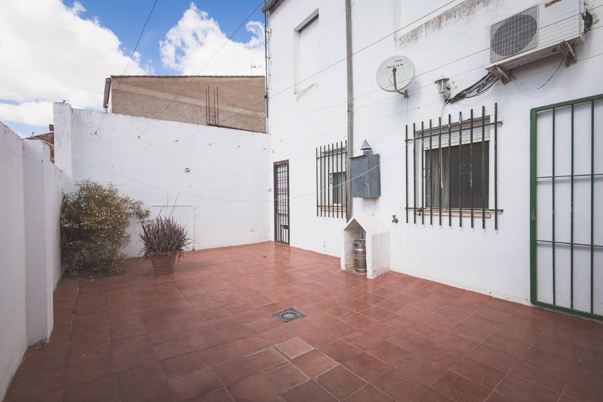 For sale of house in Torremegía