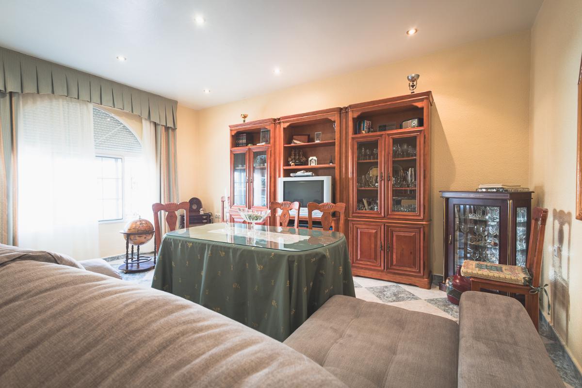 For sale of house in Torremegía