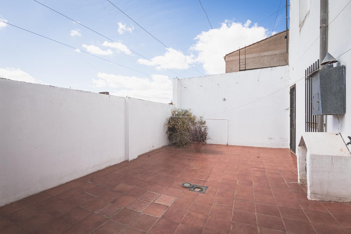 For sale of house in Torremegía